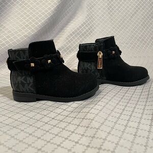 Michael Kors Emma heart short Size 6. No visible wear.